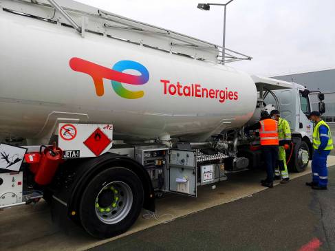 Total - Un camion avitailleur hybride pour réduire l’empreinte carbone dans les aéroports